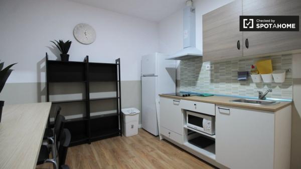 Habitación cómoda en alquiler en el apartamento de 6 dormitorios, El Raval