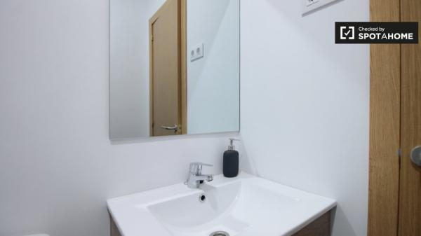 Habitación cómoda en alquiler en el apartamento de 6 dormitorios, El Raval