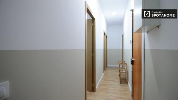 Habitación cómoda en alquiler en el apartamento de 6 dormitorios, El Raval