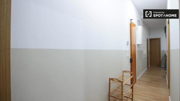 Habitación cómoda en alquiler en el apartamento de 6 dormitorios, El Raval