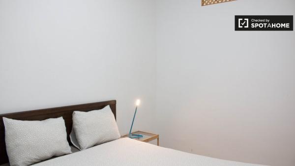 Habitación amueblada en apartamento de 3 dormitorios en El Raval, Barcelona