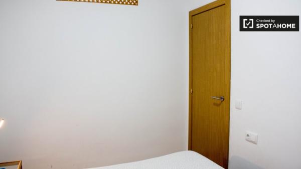 Habitación amueblada en apartamento de 3 dormitorios en El Raval, Barcelona