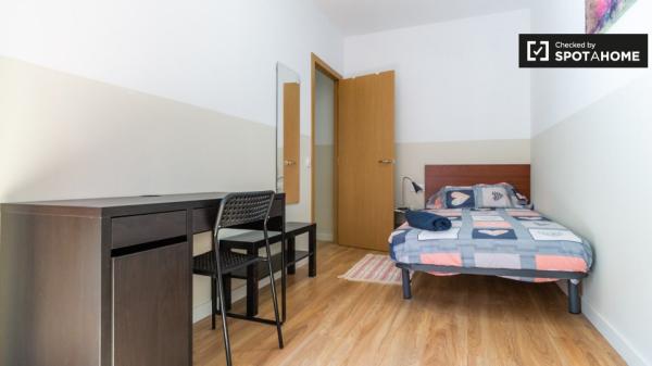 Se alquila habitación en el apartamento de 6 dormitorios en El Raval, Barcelona.