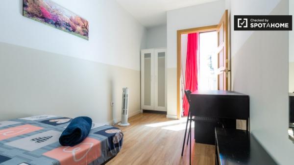 Se alquila habitación en el apartamento de 6 dormitorios en El Raval, Barcelona.