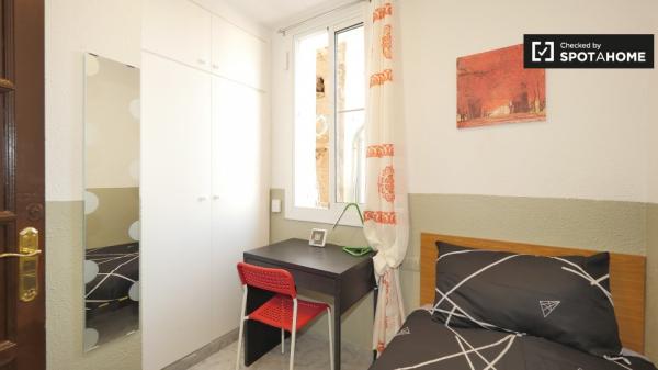 Habitación amueblada en apartamento de 4 dormitorios en El Raval, Barcelona