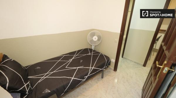 Habitación amueblada en apartamento de 4 dormitorios en El Raval, Barcelona