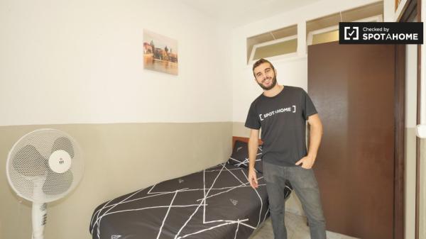 Habitación amueblada en apartamento de 4 dormitorios en El Raval, Barcelona