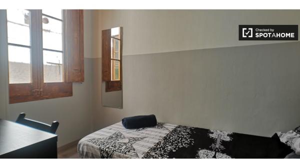 Acogedora habitación en apartamento de 3 dormitorios en El Raval, Barcelona