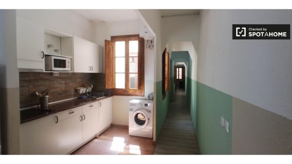 Acogedora habitación en apartamento de 3 dormitorios en El Raval, Barcelona