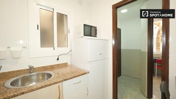 Habitación amueblada en apartamento de 4 dormitorios en El Raval, Barcelona