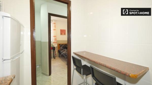 Habitación amueblada en apartamento de 4 dormitorios en El Raval, Barcelona