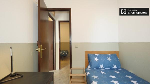 Habitación amueblada en apartamento de 4 dormitorios en El Raval, Barcelona