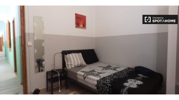 Acogedora habitación en apartamento de 3 dormitorios en El Raval, Barcelona