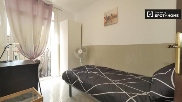 Habitación amueblada en apartamento de 4 dormitorios en El Raval, Barcelona