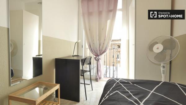 Habitación amueblada en apartamento de 4 dormitorios en El Raval, Barcelona