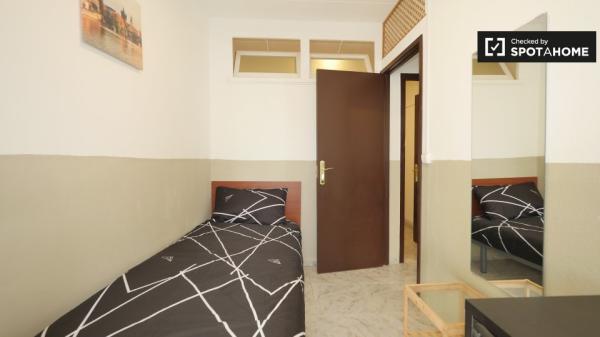 Habitación amueblada en apartamento de 4 dormitorios en El Raval, Barcelona