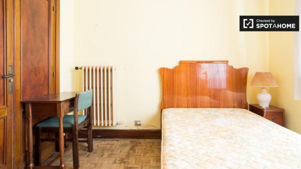 Hermosa habitación en apartamento de 5 dormitorios en Rekalde, Bilbao