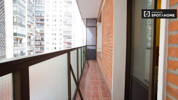 Hermosa habitación en apartamento de 5 dormitorios en Rekalde, Bilbao