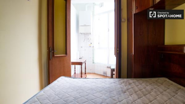 Hermosa habitación en apartamento de 5 dormitorios en Rekalde, Bilbao