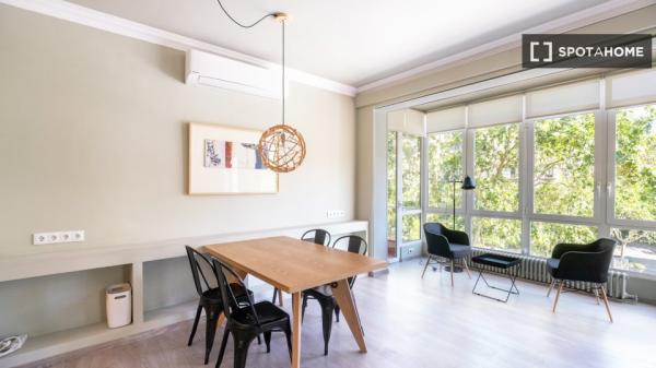 Spacious and comfortable apartment in Eixample Esquerra