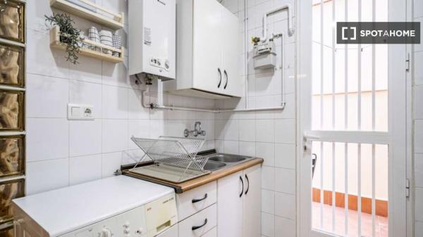 Se alquila habitación en apartamento de 3 dormitorios en Madrid