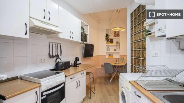 Se alquila habitación en apartamento de 3 dormitorios en Madrid