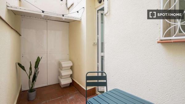 Se alquila habitación en apartamento de 3 dormitorios en Madrid