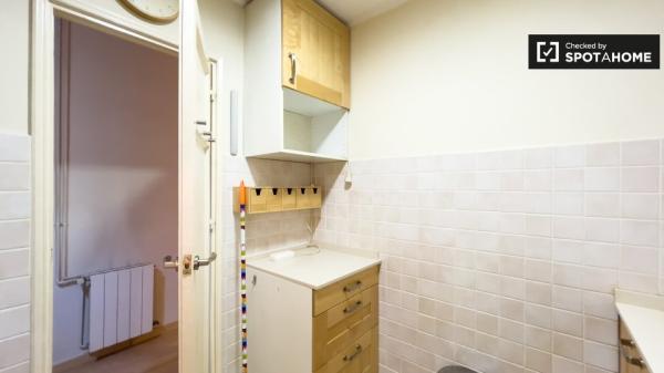 Se alquila habitación en piso de 4 dormitorios en Barcelona