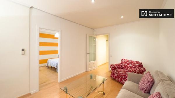 Se alquila habitación en piso de 4 dormitorios en Barcelona