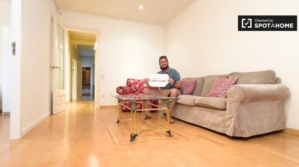 Se alquila habitación en piso de 4 dormitorios en Barcelona