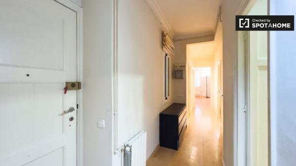 Se alquila habitación en piso de 4 dormitorios en Barcelona