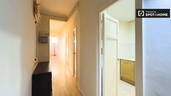 Se alquila habitación en piso de 4 dormitorios en Barcelona