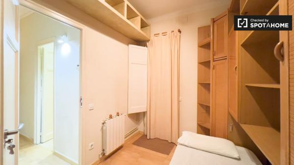 Se alquila habitación en piso de 4 dormitorios en Barcelona