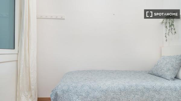 Habitaciones para alquilar en apartamento de 4 dormitorios en Barcelona