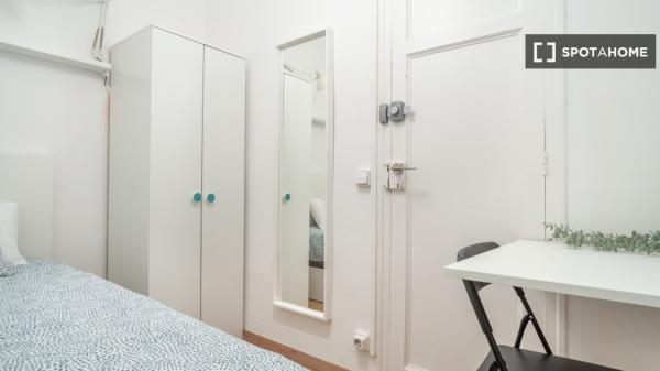 Habitaciones para alquilar en apartamento de 4 dormitorios en Barcelona