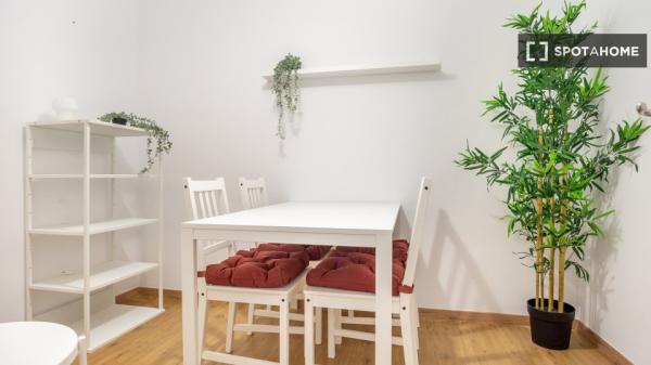 Habitaciones para alquilar en apartamento de 4 dormitorios en Barcelona