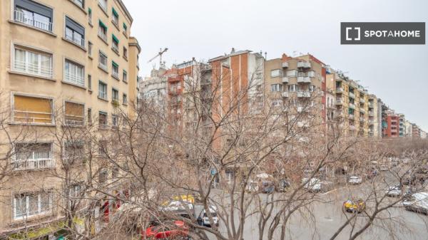 Habitaciones para alquilar en apartamento de 4 dormitorios en Barcelona