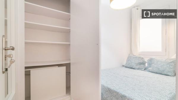 ¡Habitaciones en alquiler en piso de 7 habitaciones en Barcelona!