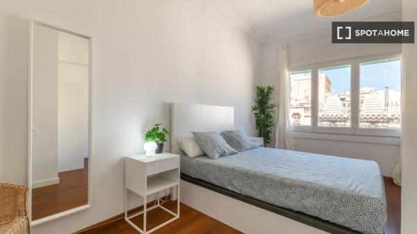 ¡Habitaciones en alquiler en piso de 7 habitaciones en Barcelona!