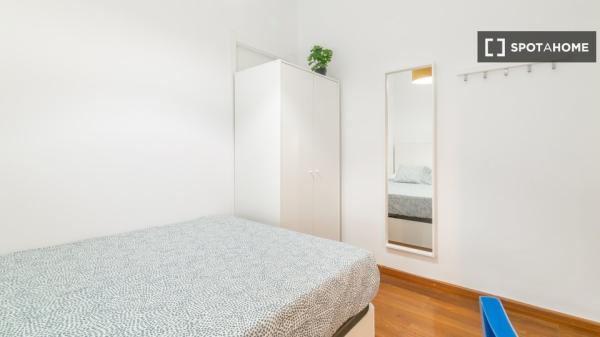 ¡Habitaciones en alquiler en piso de 7 habitaciones en Barcelona!