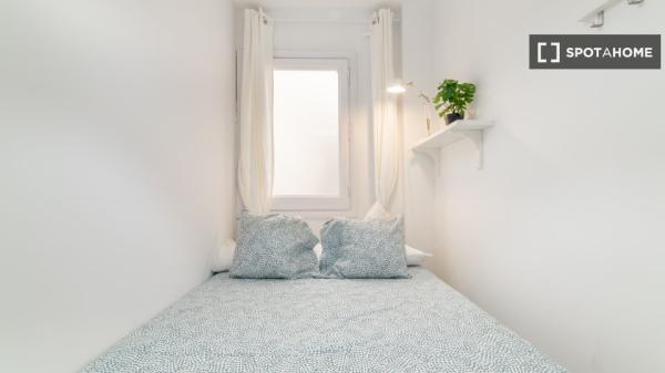 ¡Habitaciones en alquiler en piso de 7 habitaciones en Barcelona!