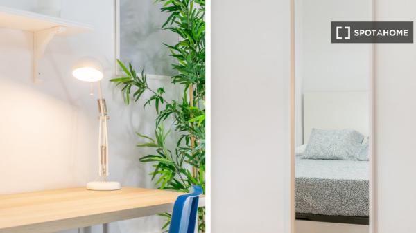 ¡Habitaciones en alquiler en piso de 7 habitaciones en Barcelona!