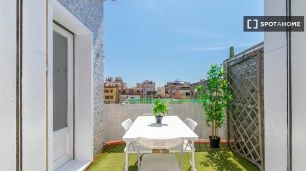 ¡Habitaciones en alquiler en piso de 7 habitaciones en Barcelona!