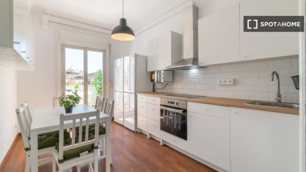 ¡Habitaciones en alquiler en piso de 7 habitaciones en Barcelona!