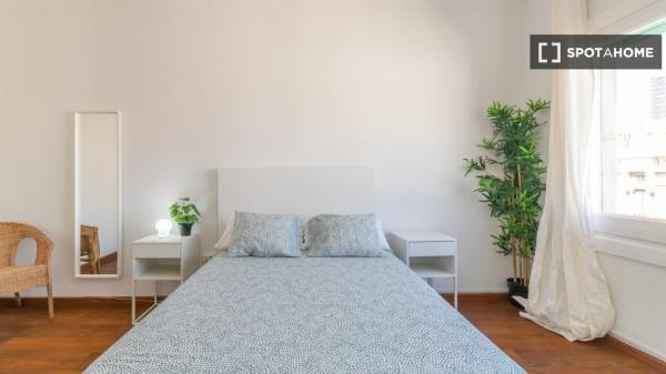 ¡Habitaciones en alquiler en piso de 7 habitaciones en Barcelona!