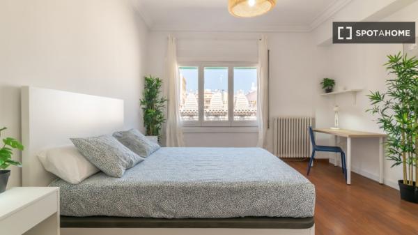 Chambres à louer dans un appartement de 7 chambres à Barcelone !