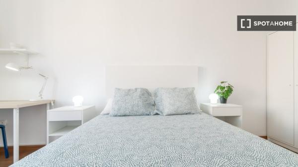 ¡Habitaciones en alquiler en piso de 7 habitaciones en Barcelona!