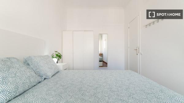 ¡Habitaciones en alquiler en piso de 7 habitaciones en Barcelona!