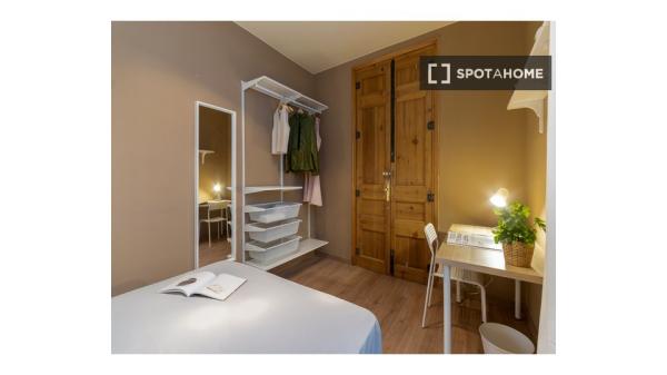 Se alquila habitación en piso de 5 habitaciones en Barcelona