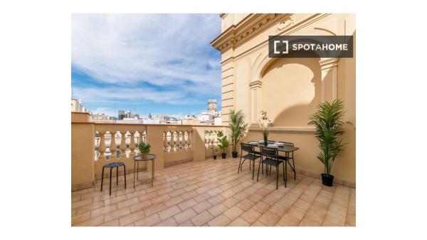 Se alquila habitación en piso de 5 habitaciones en Barcelona